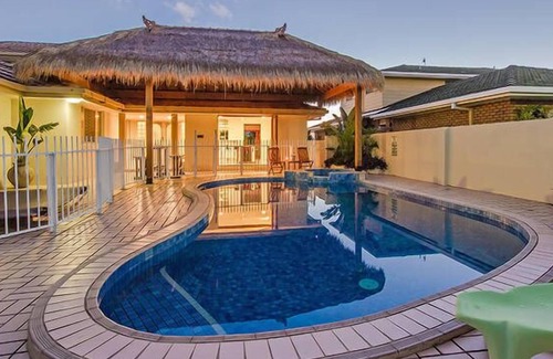 Mermaid Waters Villa | SALT AIR HOUSE a stroll to the beach