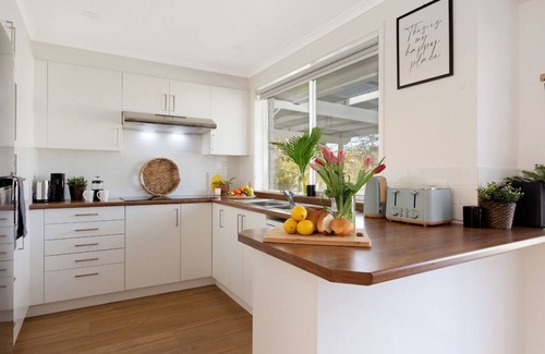 Callala Bay House | Salty Marlin – pet friendly, 5-minute walk to the calm waters of the bay