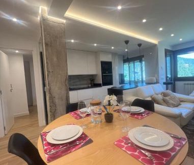 Jaca Apartment | San Bernardo Apartamento de lujo con ascensor, Wifi y vistas a Collarada