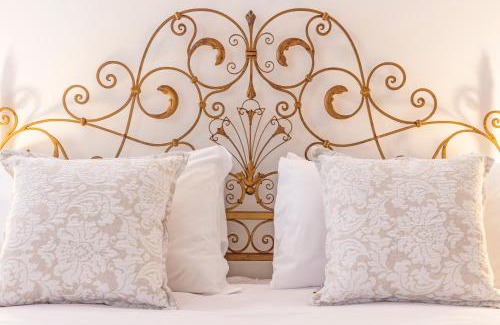 Santa Croce Apartment | San Giacomo Pied-A-Terre House by Wonderful Italy