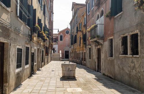 Santa Croce Apartment | San Giacomo Pied-A-Terre House by Wonderful Italy