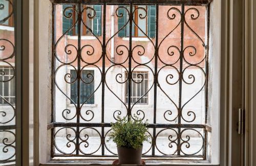 Santa Croce Apartment | San Giacomo Pied-A-Terre House by Wonderful Italy