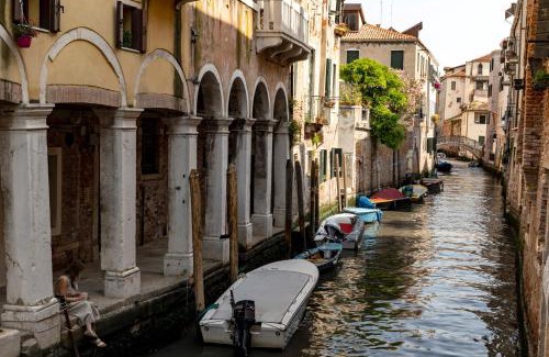 Santa Croce Apartment | San Giacomo Pied-A-Terre House by Wonderful Italy