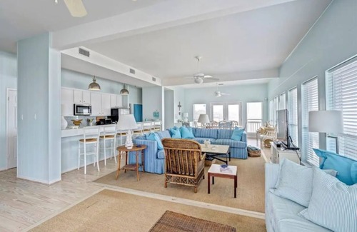Pirates Beach House | Sand Beach Home - Beach front sleeps 25+people!