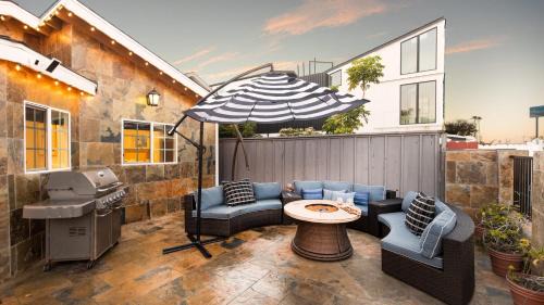 Balboa Peninsula House | Sand Castle by AvantStay Beach House on Balboa Peninsula w Patio Hot Tub