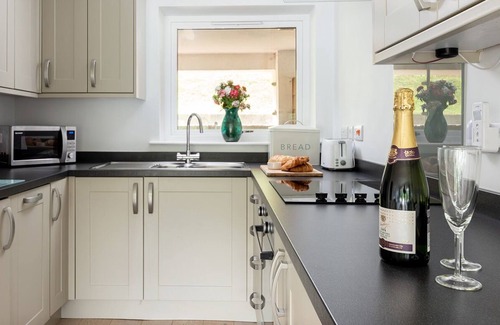 Brixham Apartment | Sandpiper 3 - The Cove - sleeps 4 guests in 2 bedrooms