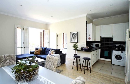 Greater Johannesburg Metropolitan Area Apartment | Sandton Central |Back-upPower|Fireplace|1km 2Malls