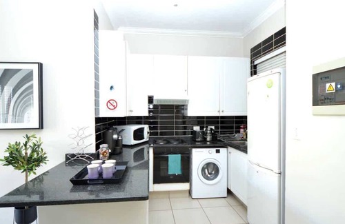 Greater Johannesburg Metropolitan Area Apartment | Sandton Central |Back-upPower|Fireplace|1km 2Malls