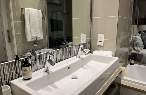 Greater Johannesburg Metropolitan Area Hotel | Sandton Sky Executive Suite with a stunning view on 7th floor