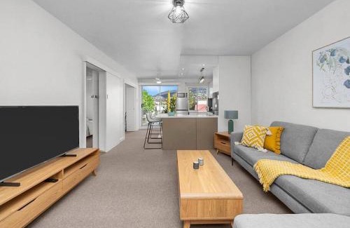 Sandy Bay Apartment | Sandy Bay apartment with Hobart river view, near UTAS - stroll to cafes and shops