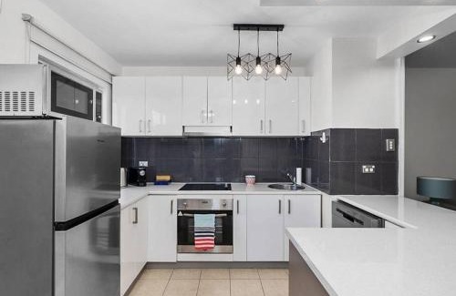 Sandy Bay Apartment | Sandy Bay apartment with Hobart river view, near UTAS - stroll to cafes and shops