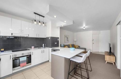 Sandy Bay Apartment | Sandy Bay apartment with Hobart river view, near UTAS - stroll to cafes and shops