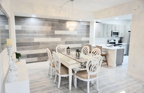 Bella Vista Condo | : Sandy Feet Retreat: Walk to the Beach! :