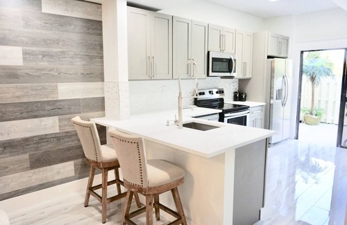 Bella Vista Condo | : Sandy Feet Retreat: Walk to the Beach! :