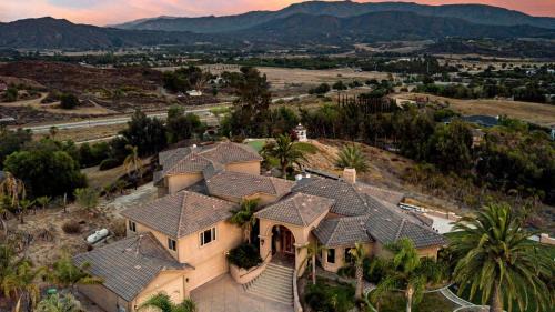 Temecula House | Sangiovese By AvantStay Spectacular Estate w Pool Hot Tub Putting Green