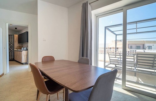 Sannat Apartment | Sannat Penthouse Retreat Hot Tub & Outdoor Lounge