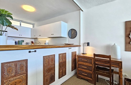 Diamond Head - Kapahulu - St. Louis Apartment | Sans Souci 1104 🏵 King Bedroom Beachfront 1 Bedroom 30+Nights