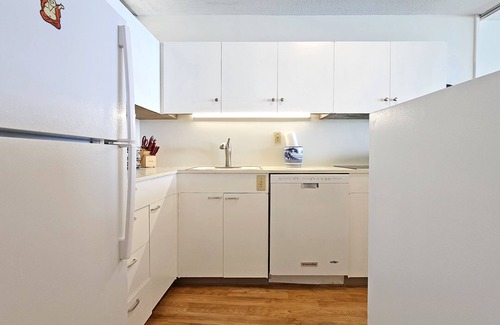 Diamond Head - Kapahulu - St. Louis Apartment | Sans Souci 1104 🏵 King Bedroom Beachfront 1 Bedroom 30+Nights