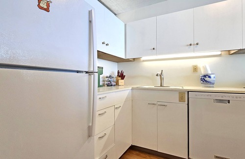 Diamond Head - Kapahulu - St. Louis Apartment | Sans Souci 1104 🏵 King Bedroom Beachfront 1 Bedroom 30+Nights