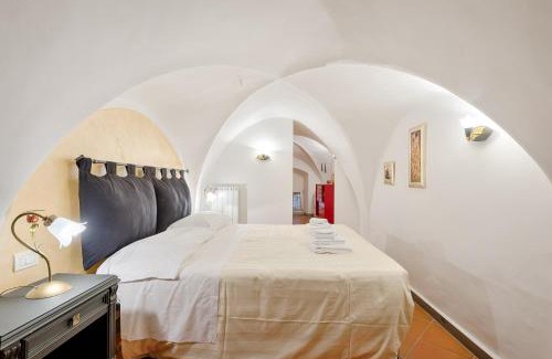 Oltrarno Apartment | Santo Spirito Frescos by Mmega