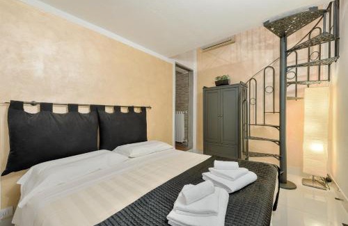 Oltrarno Apartment | Santo Spirito Frescos by Mmega