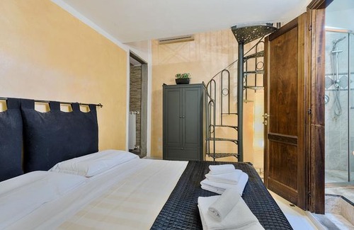Oltrarno Apartment | Santo Spirito Frescos