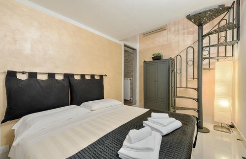Oltrarno Apartment | Santo Spirito Frescos
