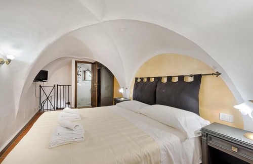 Oltrarno Apartment | Santo Spirito Frescos