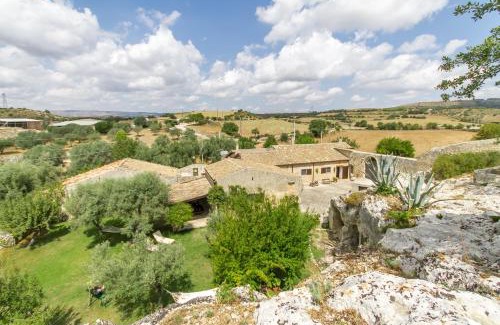 Palazzolo Acreide Villa | Santolìo Country Retreat - Relax in Masseria Siciliana con Giardino e Vista