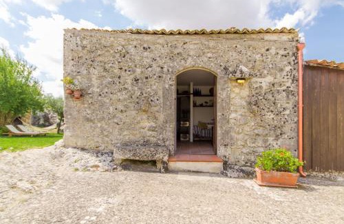 Palazzolo Acreide Villa | Santolìo Country Retreat - Relax in Masseria Siciliana con Giardino e Vista