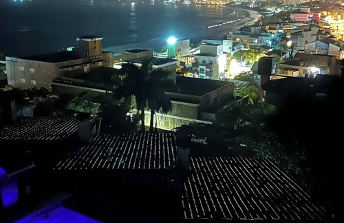 Centro House | SANTORINI HOUSE - HEATED POOL - 4BEDROOM - 140MT FROM BOMBINHAS BEACH,