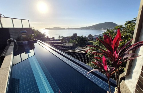 Centro House | SANTORINI HOUSE - HEATED POOL - 4BEDROOM - 140MT FROM BOMBINHAS BEACH,