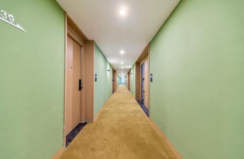 Jeifangbei Central Business District Hotel | Sanyuan Hotel -Chongqing Monument to the people's Liberation Pedestrian Street Center Store