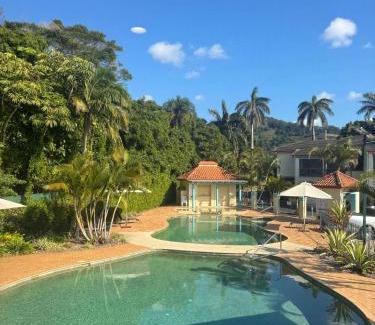 Korora Apartment | Sapphire Beach Poolside Retreat