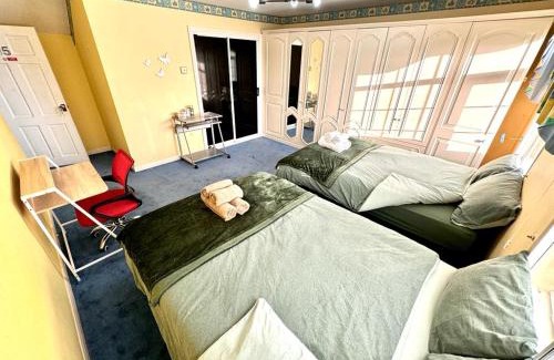 Harborne House | Sapphire Family Ensuite XL Room near QE & UOB
