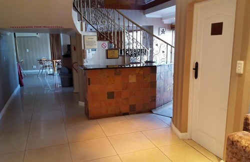 Rondebosch East Bed & Breakfast | Savoy Lodge - room with Breakfast included!