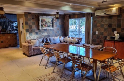 Rondebosch East Bed & Breakfast | Savoy Lodge with Breakfast included! - Nice Standard Double room 4