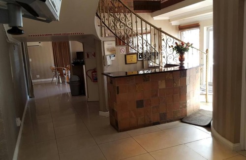 Rondebosch East Bed & Breakfast | Savoy Lodge with Breakfast included! - Budget Triple Room 5