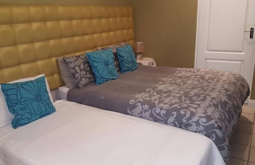 Rondebosch East Bed & Breakfast | Savoy Lodge with Breakfast included! - Budget Triple Room 5