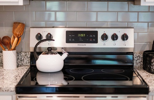 Pooler House | SavvyRetreat KingBed-Pool-Gym-15 Mins to Downtown SAV