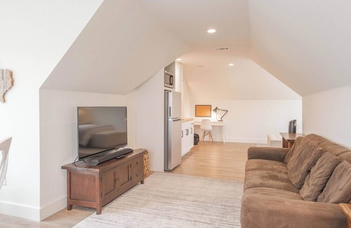 Austin House | Scarlet Ridge Retreat - Near Wineries & DT Austin!