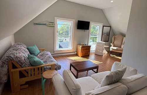 Searsport Apartment | Scenic 2-Bedroom Apartment Nestled in a Historic Bayside Victorian Home