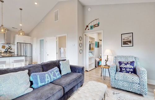 Sevierville Cabin | Scenic Douglas Lake home w/deck, hammocks, & hot tub - free attraction tickets