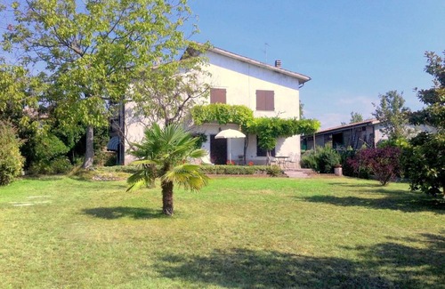 Tacconi House | Scenic Holiday Home in Pastrengo near Lazise Lake, City Centre