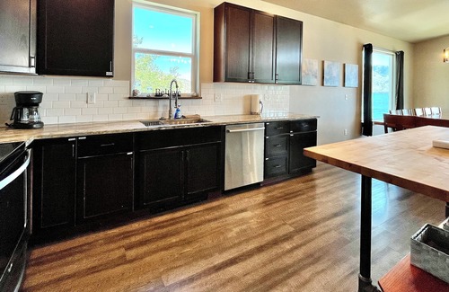 Manson House | Scenic Pet-Friendly Retreat: 7BR, Dock, Hot Tub, Between Chelan-Manson