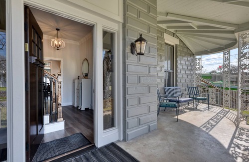 New Braunfels House | Schlitterbahn Retreat | 7 Bed, 6.5 Bath with Games Pavilion