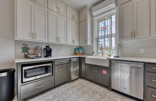 New Braunfels House | Schlitterbahn Retreat | 7 Bed, 6.5 Bath with Games Pavilion