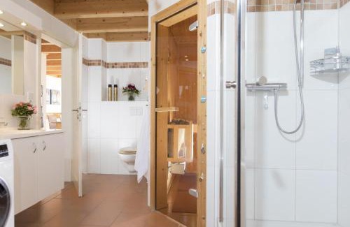 Greetsiel Apartment | Schwalbennest Greetsiel für bis zu 6 Personen mit Kaminofen, Whirlpool und Sauna - Haustiere herzlich willkommen, nah am Hafen