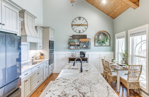 Scottsville Cottage | Scottsville Cottage: Fire Pit & All-Year Lake View