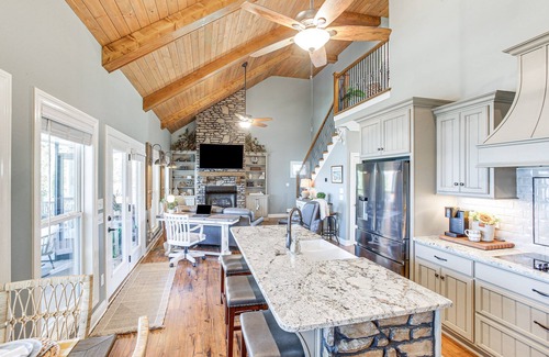 Scottsville Cottage | Scottsville Cottage: Fire Pit & All-Year Lake View